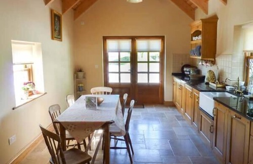 Inishmacatreer Cottage | ANNIE'S COTTAGE, family friendly in Belcarra, County Mayo