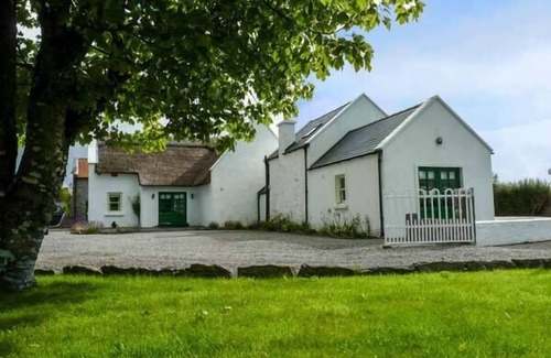 Inishmacatreer Cottage | ANNIE'S COTTAGE, family friendly in Belcarra, County Mayo