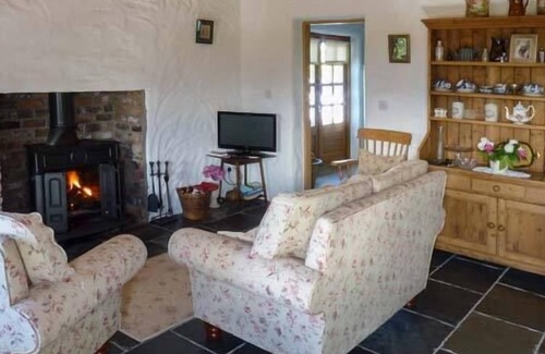 Clogher Cottage | ANNIE'S COTTAGE, family friendly in Belcarra, County Mayo