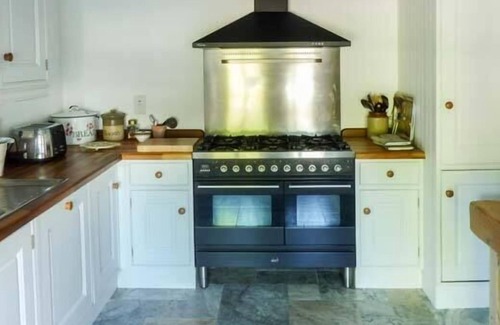 Clogher Cottage | ANNIE'S COTTAGE, family friendly in Belcarra, County Mayo