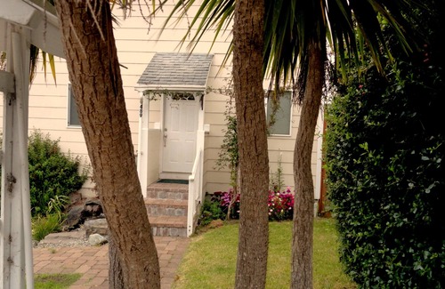 Coos Bay House | Annie's Cottage, Quiet Getaway, Peaceful Waterfall