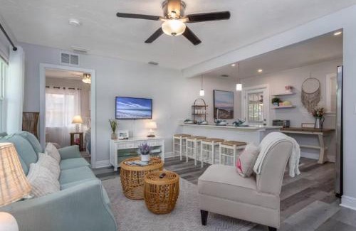 Arlington Park House | Annie's Escape - 5 mins to Downtown - HotTub