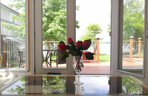 Valentia Cottage | Annie's Lakefront Cottage in Kawartha Region