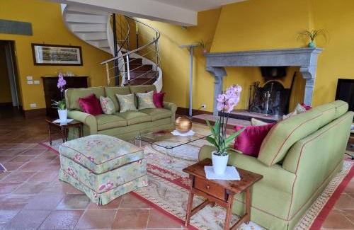 Monte San Quirico Villa | Antica limonaia ristrutturata vicino al centro