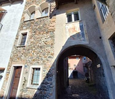 Carabietta House | Antica torre del castello Casa Ceresiana
