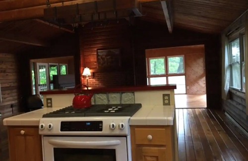 Keedysville Cabin | Antietam Creek - Quiet 2 Bedroom Cabin