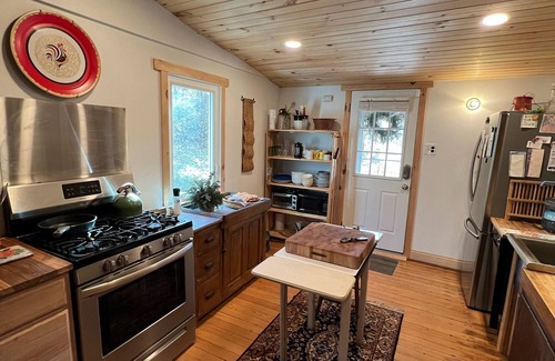 Zullinger Cabin | Antietam Toll House~ an historic waterfront cabin with fully fenced yard.