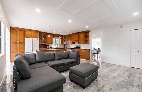 Townline Hill House | Antique and luxury finish home🏠 /4 mins drive to airport and and all amenities.