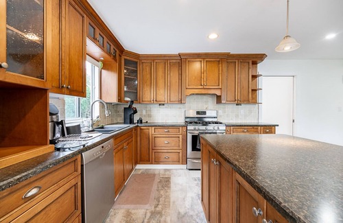 Townline Hill House | Antique and luxury finish home🏠 /4 mins drive to airport and and all amenities.