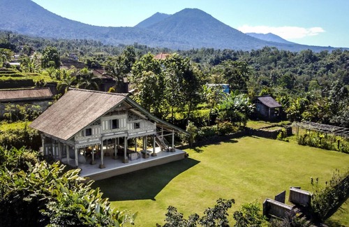 Penebel Villa | Antique house w Shala & Lush Nature View Jatiluwih