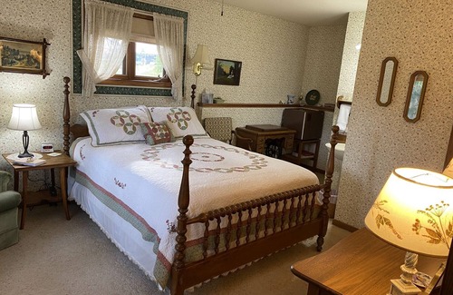 Baraboo Resort | Antique Room near Devils lake and Wisconsin Dells