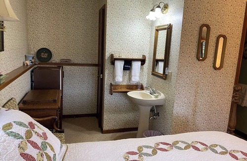 Baraboo Resort | Antique Room near Devils lake and Wisconsin Dells