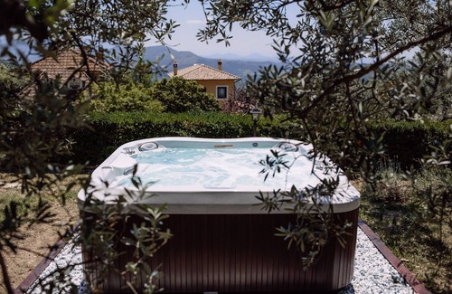 Poggio Mirteto Villa | ANTIQUE VILLA CASA RINALDI WITH A GARDEN AND JACUZZI CLOSE TO ROME