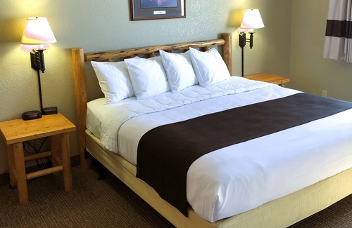 Gardiner Hotel | Antler Lodge - Gardiner MT