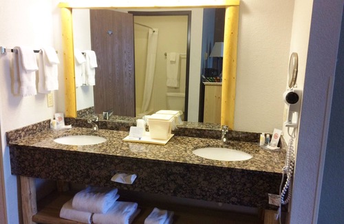 Gardiner Hotel | Antler Lodge - Gardiner MT