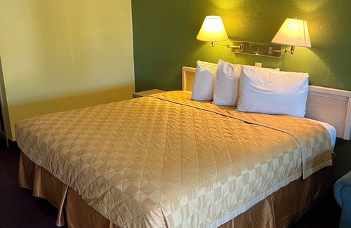Cuero Hotel | Antler's Inn