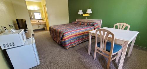 Cuero Hotel | Antlers Inn