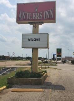 Cuero Hotel | Antlers Inn
