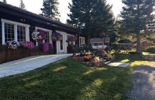 Cooke City-Silver Gate Hotel | Antlers Lodge