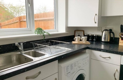 Andover House | Antley House - lovely 3 bedroom house in Andover with free parking.