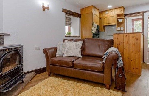 Froghall House | Anvil Cottage - A Romantic one bed barn conversion in a rural setting