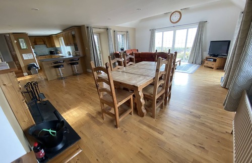 Caherdaniel House | Aotearoa-Family home-Spectacular location-hot tub-games room