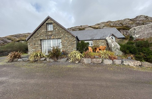 Caherdaniel House | Aotearoa-Family home-Spectacular location-hot tub-games room
