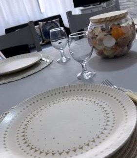 Vila Julia Apartment | Apê Charmoso Ed Carpentier a 200m da Enseada 2 Quartos, Cozinha Americana e Conforto para 6 Pessoas