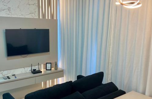 Centro Apartment | Ap compacto completo a 900m da Oktoberfest com Piscina, academia, Wi-Fi, ar condicionado e garagem privativa