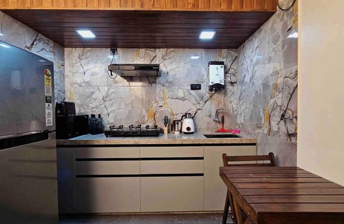 Andheri West Apartment | Ap2. Cozy AC Studio W/ Kitchenette Nr Kokilaben Hosp.