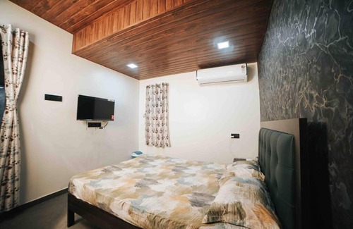 Andheri West Apartment | Ap2. Cozy AC Studio W/ Kitchenette Nr Kokilaben Hosp.