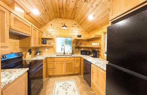 Somerville Cabin | Apache Log Cabin - Walk to Lake, Pet Friendly
