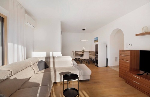 Caldaro Sulla Strada del Vino Apartment | Apartment 'Sonnblick Kaltern' with Mountain View, Wi-Fi and Air Conditioning