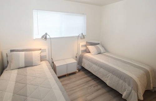 East Palo Alto Apartment | Apart#2 in 4Plex 2B/1B near to Stanford, HQ FB.