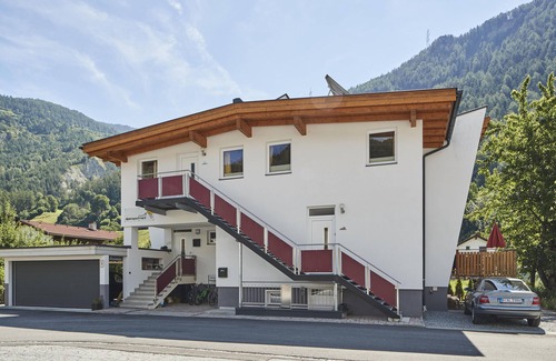 Ried im Oberinntal Apartment | Apart Bergkristall 70m² with a beautiful sunny balcony for 2-7 people