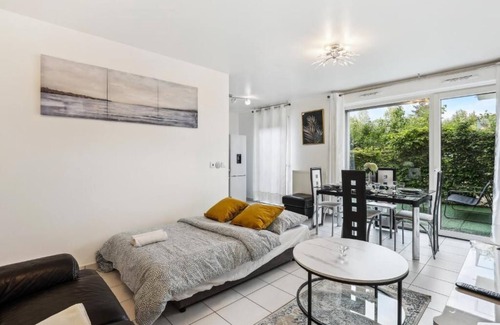 Bourgogne Apartment | Apart-Chic-Les-Ulis with terrace and parking.