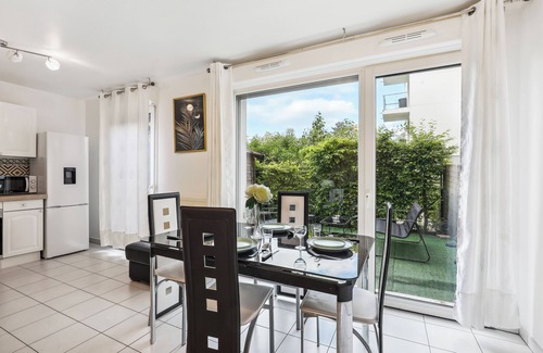 Bourgogne Apartment | Apart-Chic-Les-Ulis with terrace and parking.