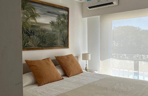 Rio Cuarto Apartment | Apart France - Un dormitorio con gim, piscina y estacionamiento