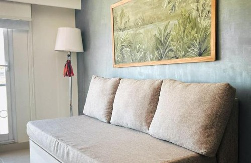 Rio Cuarto Apartment | Apart France - Un dormitorio con gim, piscina y estacionamiento