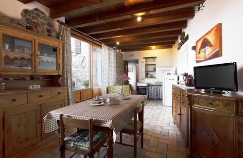 Albisano Apartment | Apartment "Casa Silvia ll" with Lake View, Wi-Fi & Garden