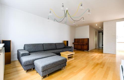 Bemowo Apartment | Apartament 100m2 - 2 sypialnie, 2 łazienki, salon, kuchnia, taras, WiFi, rowery