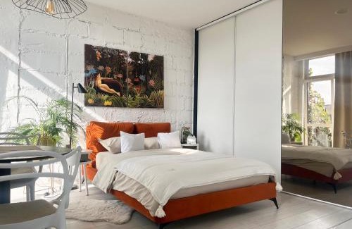 Srodmiescie Apartment | Apartament I LOVE PIOTRKOWSKA z wielkim lustrem, balkonem i klimatyzacją
