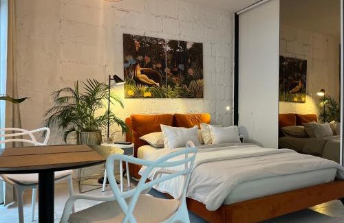 Srodmiescie Apartment | Apartament I LOVE PIOTRKOWSKA z wielkim lustrem, balkonem i klimatyzacją