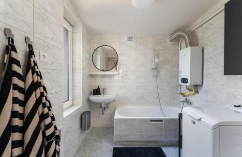 Podgorze Duchackie Apartment | Apartament Przewiewna w Krakowie - 6 osobowy, 3 sypialnie, duża kuchnia i łazienka, parking