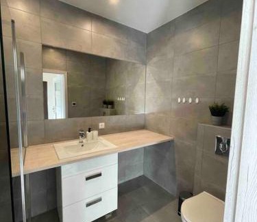 Nowe Warpno Apartment | Apartament w Nowym Warpnie z widokiem na wodę.