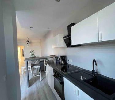 Nowe Warpno Apartment | Apartament w Nowym Warpnie z widokiem na wodę.