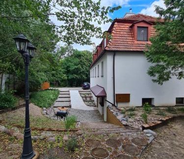 Zaniemysl Apartment | Apartament w zabytkowym parku nad jeziorem