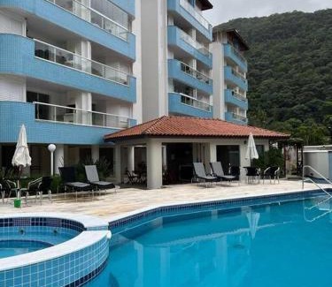 Praia da Enseada Apartment | Apartamento 23A para 6 pessoas com Piscina e Churrasqueira no Cond Torremolinos Beach a 80m para Pé na areia na Praia da Enseada Ubatuba