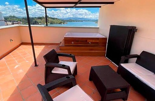 Guatape Apartment | Apartamento 405 - Terraza con Jacuzzi - 3 Habitaciones - Rentas Cortas Gerencial