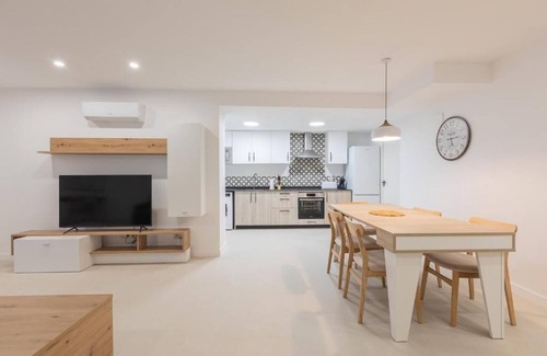 Valencia City Centre Apartment | Apartamento 5 Pax, 2 Rooms, 2 Baths, AC, Wifi, Patio